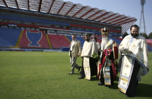 Romanian priests blessing all kinds of things - Picture 8